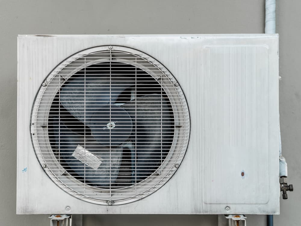 冷暖房/空調 エアコン エアコン室外機はプロでないと掃除できない部分も！自分で掃除する方法 