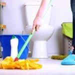 トイレの床には見えない汚れがたくさん？！気になる掃除方法とは