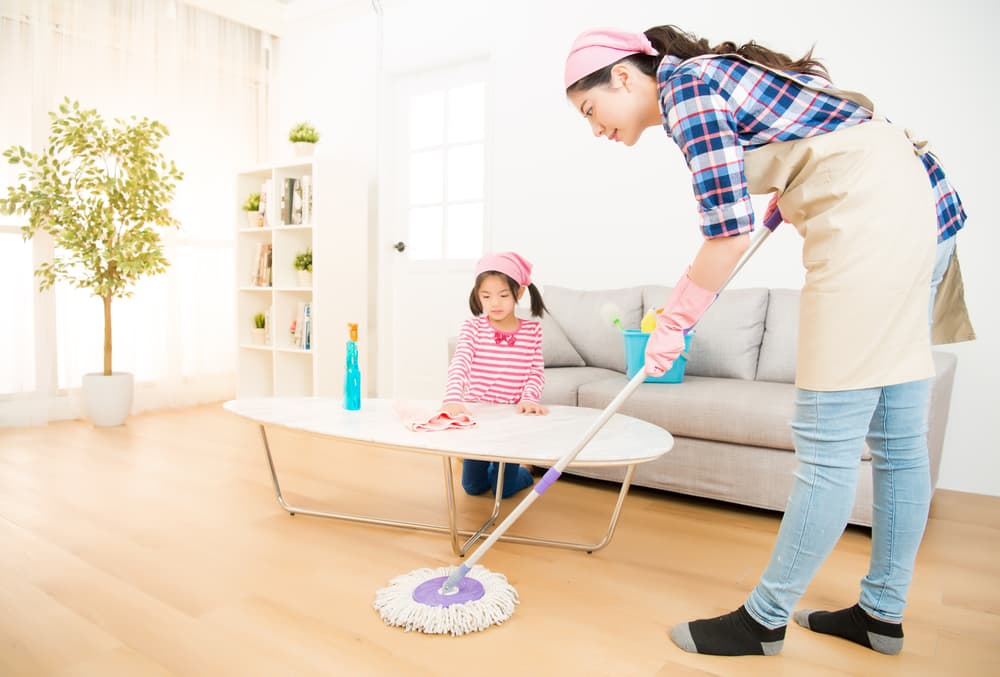 親子で仲良くお掃除している