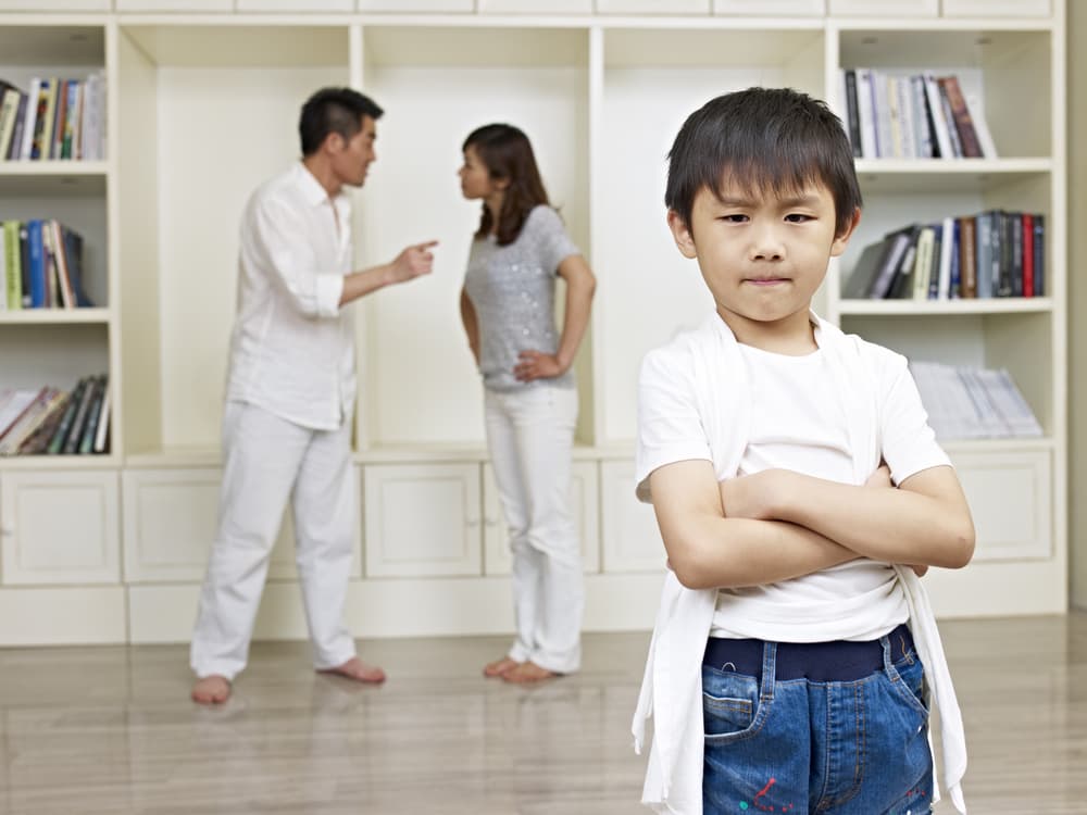 喧嘩中の夫婦と不機嫌な子供