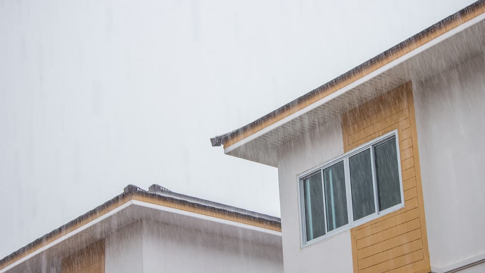 家の屋根と雨