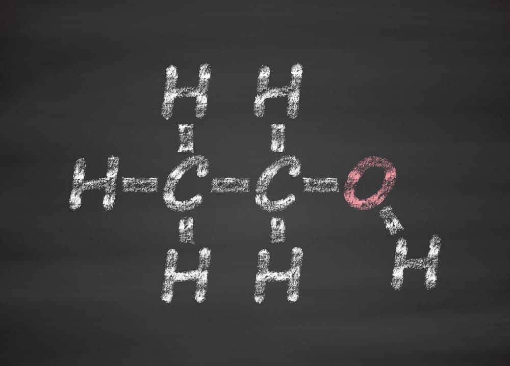 黒板にチョークで書かれたエタノールの化学式