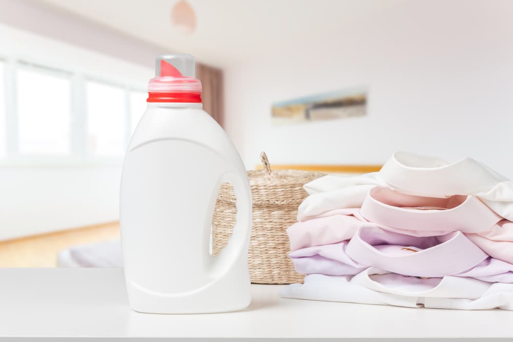 ワイシャツと液体洗剤が置いてある