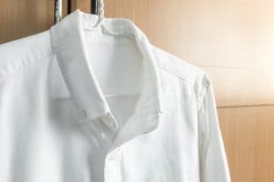 ハンガーにかけてある白いワイシャツ
