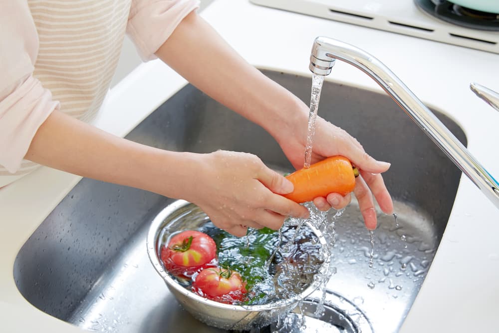 野菜を水で洗っているアップ