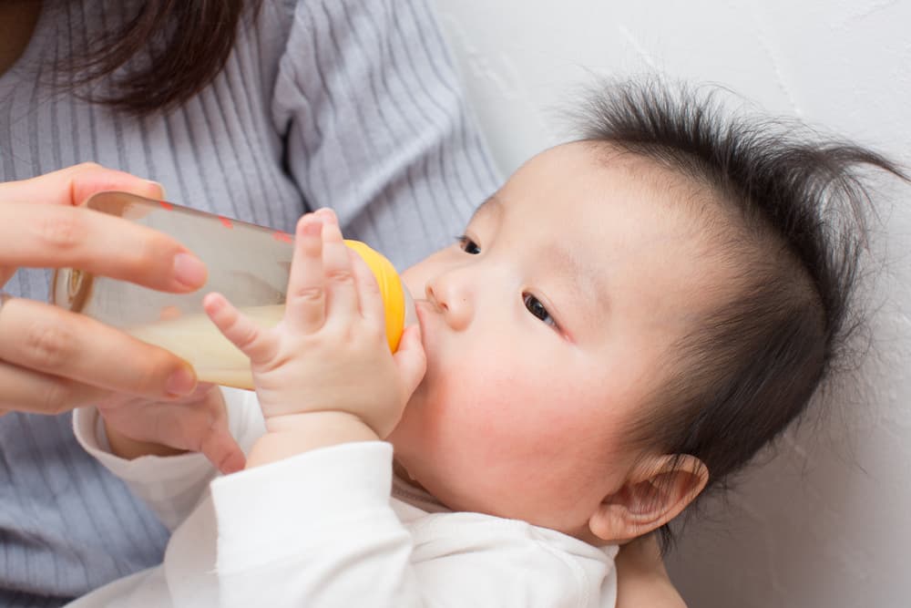 赤ちゃんが飲み物を飲んでいる