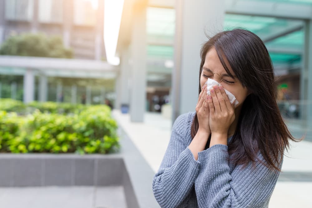 花粉症に苦しむ女性