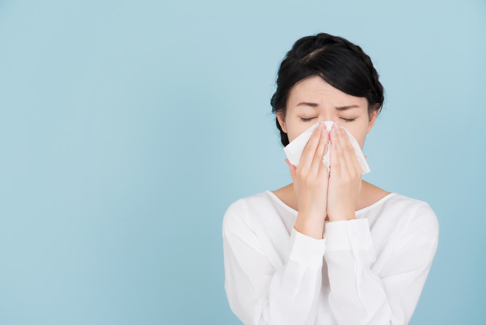 花粉症に苦しむ女性