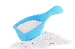 白い粉の洗剤と計量スプーン