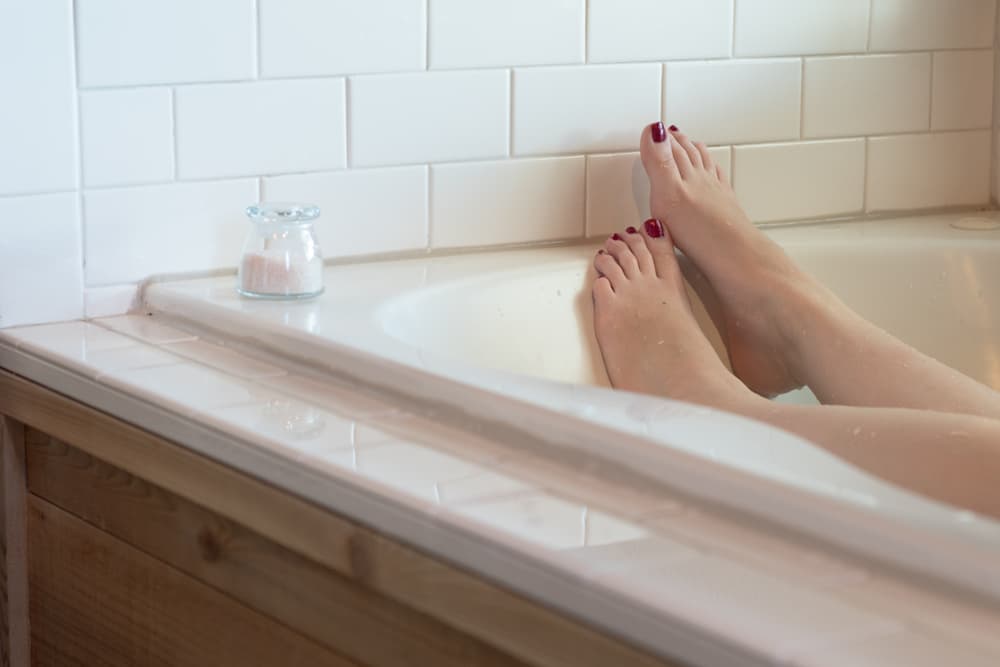 お風呂の水垢を簡単に落とす方法 頑固な汚れコレ一発 お役立ちコラム 家事の宅配 カジタク イオングループ