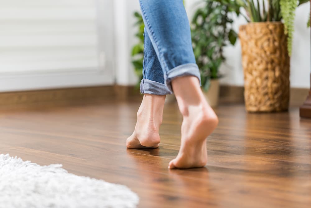 裸足で気持ちいいフローリングにするには 床の効果的な掃除方法 カジタク イオングループ