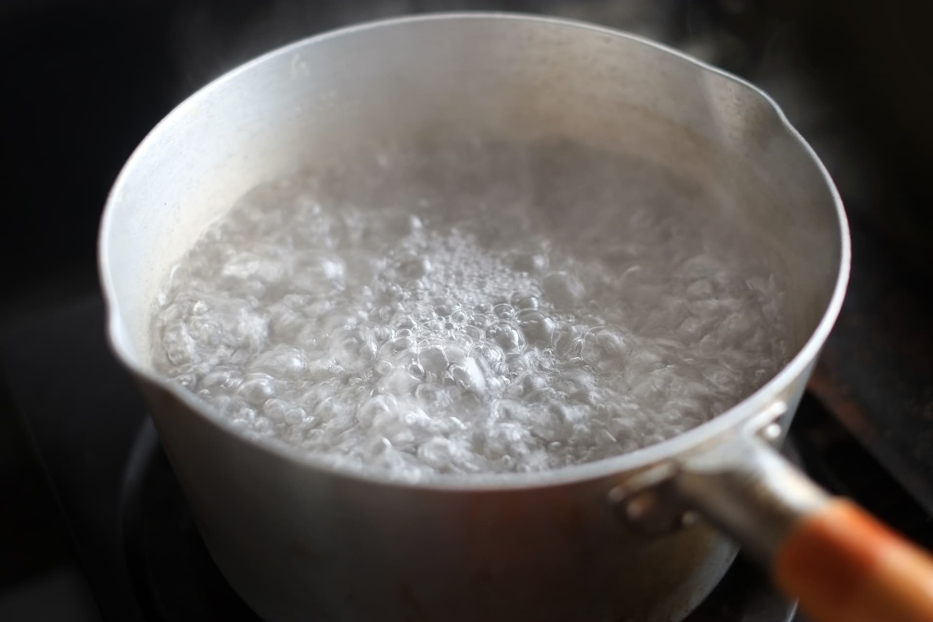 Кипит русский. Кипящая вода. Кипящая вода в кастрюле. Как выглядит кипящая вода. Рис впитал всю кипящую воду.