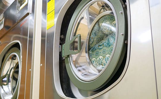 機械で丸洗いをする
