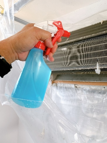 アルカリ電解水をファン全体に吹きかけ、10~15分ほど置く