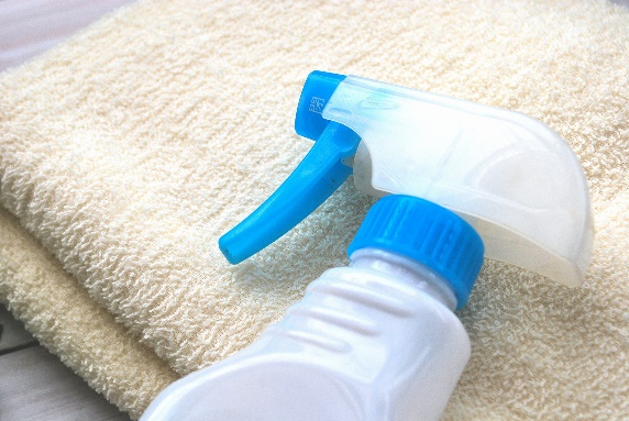 霧吹きに水を入れたもので洗剤を洗い流し、タオルで水分を拭き取りコンセントを入れる