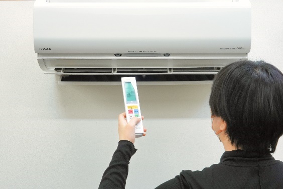 コンセントを入れ、最低でも1時間、送風運転をして内部を乾かし、パーツを元に戻す