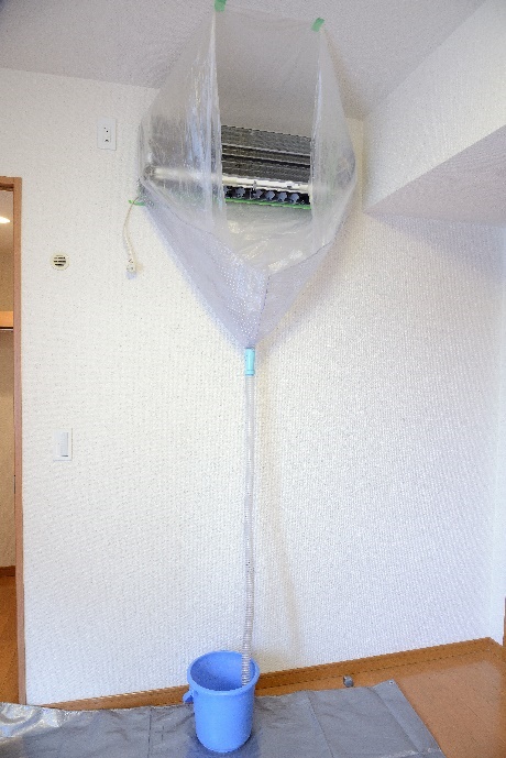 エアコン周辺を汚れないように養生する