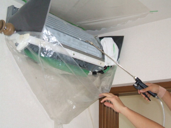 高圧洗浄機で水を吹きかけすすぎをする