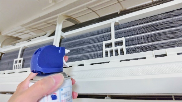 市販のエアコン洗浄スプレーを直接噴霧する