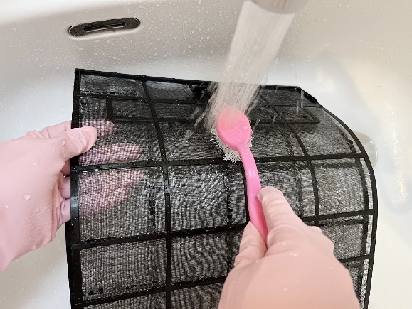 こびりついたホコリを歯ブラシなどで取り去る