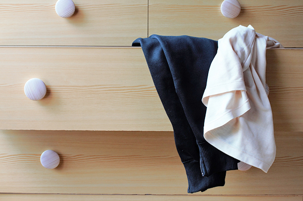 タンスやクローゼットがいっぱいで､床に散らかった洋服を何とかしたい｡