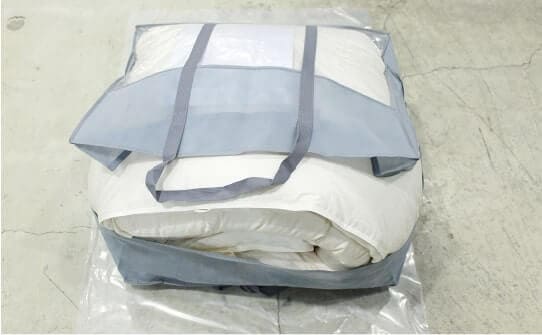 リフォーム後の羽毛布団を専用袋に入れてお届け
