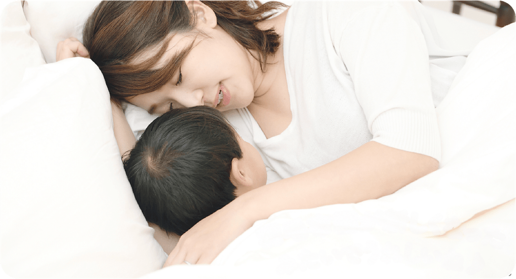 新しく仕立て直した羽毛布団でくつろぐ親子
