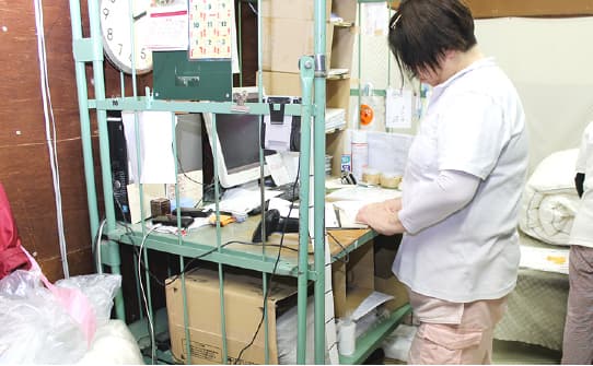 羽毛布団の状態を確認してカルテを作成する工程